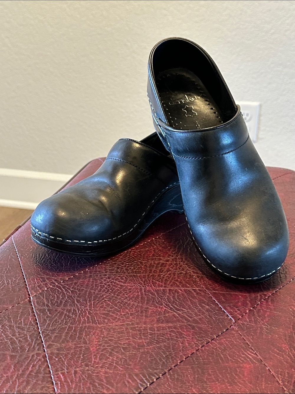 Dansko 39 Black Leather Women's Slip-On Clogs